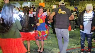 famosa influencer de Oaxaca  Ari Trinidad con su ropa tradicional de san miguel del valle bailando