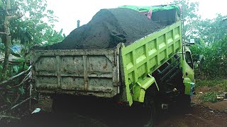 Mobil Dump Truk Pasir Jomplang Muatan Di Temgelamnya Mataharit