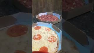 reagindo a duas pizzas bem gostosas mussarela e calabresa