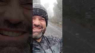 Todo mundo vira criança quando vê neve 🤣 #shortsvideo #viagem #brasileironaaustralia #funny #shorts