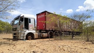 Caminhão roubado em Custódia é abandonado às margens da PE-280