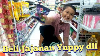 Jalan Jalan Sore Bersama Si Adik, ! Beli Jajanan Yuppy, Kinder Joy dll !