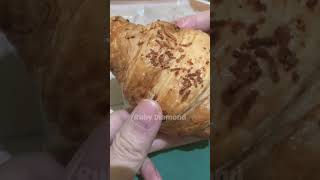 Cheese Croissant 🥐 Holland Bakery #mukbang #food #asmr