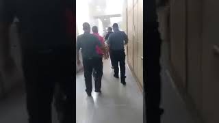 Policial saca arma para o médico dentro do hospital