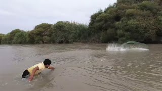 .Sorpresa inesperada se llevo este pescador al tirarle su red Así y atrapar Estos.. tacudos