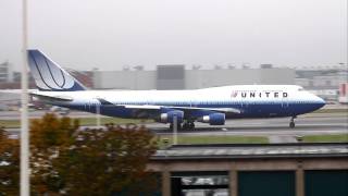 United Airlines Boeing 747-400 landing at Heathrow 27R