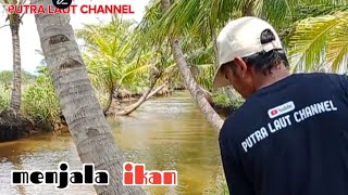 menjala ikan di sungai yang air nya lagi besar