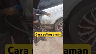 Melepas stiker mobil yang tidak merusak cat.