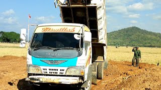 Mobil Dump Truk Pasir Jomplang Muatan Tanah Timbunan