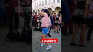 Aníbal bailando con su pareja de baile en el parque libertad 🇸🇻.