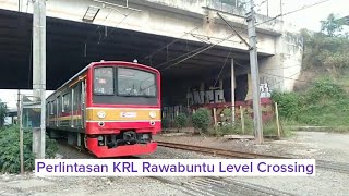 Menjadi Penjaga Perlintasan Kereta Tanpa Palang Pintu Stasiun Rawabuntu - Indonesian Level Crossing