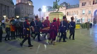 Granaderos y Guachos de Güemes llevando la bandera Argentina 🇦🇷