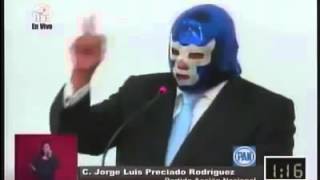 Candidato para Colima del PAN se pone mascara de luchador en debate.