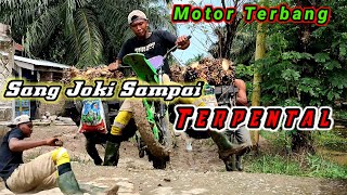 Tak Terhindarkan!! Motor Bermuatan Sawit Standing Melompati Bok Koper