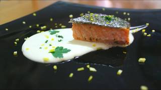 SALMONE AL FORNO SU SALSA AL LIMONE