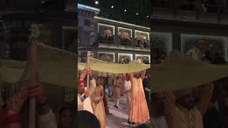 फूलों के चादर के नीचे राधिका मरचेंट की ब्राइडल एंट्री #radhikamerchant #wedding #anantambani #shorts