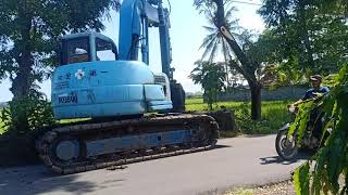 Bego Keruk Komatsu Robohin Pohon