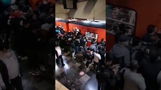 Hasta que estación creen que se bajo la señora? #metro #MetroCDMX #cdmx #ciudaddemexico #videoderisa