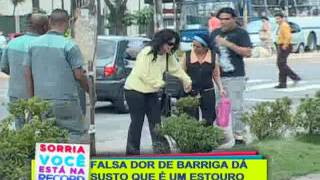 pegadinha-mulher finge dor de barriga para assustar pessoas-progrma tudo a ver 11/08/2013