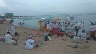 Upacara Melis / Melasti, Umat Hindu Di Pantai, Sebelum Hari Raya Nyepi Di Bali Disaksikan Wisatawan.