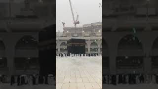 Hujan pembawa rahmat do'a yg paling mustajabah di depan Ka'bah diwaktu hujan di waktu sholat.🤲🏻🤲🏻🤲🏻