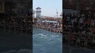 devotes waiting for ganga arti🪔 in haridwar 🙏🏻 Jai Ganga Maiya #gangaarti #haridwar