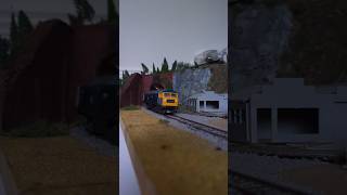 The br class 47 takes passengers around the waterfall mine line #britishrail  #train #hornby #modle