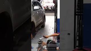 proses  pasang   shock breker  di fortuner  makin yaman di pakai