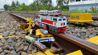 Mencari dan Unboxing Kereta Api Kayu CC203,BB202,CC206,KA Bandara dan Gerbung Di Rel Jalur Kuning