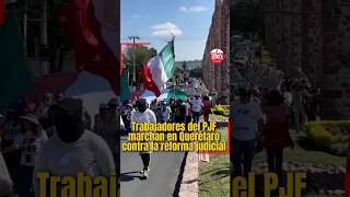 Con mega bandera, trabajadores del Poder Judicial marchan en #Querétaro contra la #ReformaJudicial