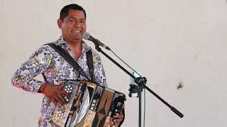 Vestida de Color de Rosas - Leo Barrera y Su Estilo Norteño.