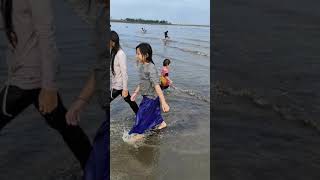 Ultah 2thn Khadijah dan Humairah mandi di pantai. Qodim & Riska