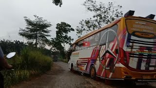 bus paimaham no 60 dan putra simas di arah kan di jalan rusak dan sempit