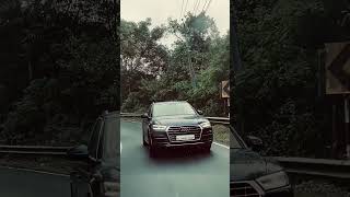 Red Fortuner vs zblack Audi driving status