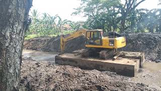 Exacavator Bego Komatsu PC 200 Mau Buat Plengsengan di Semboro