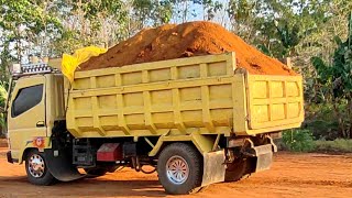 Mobil Dump Truk Tanah Bergantian Jomplang Muatan Tinggi Menggunung