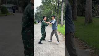 Self-defense was grabbed by the shoulder #shorts #vothuat #kungfu #martialarts #trending #defense