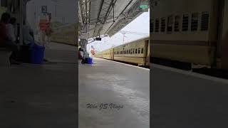 Express train entering Tuticorin Railway Station | Mysore-Tuticorin Express | 16236 | WAP-7