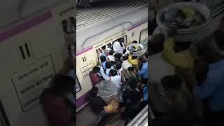 Virar Fast Local Entairing Mumbai's Crowded Railway Station Andheri 😱. #youtubeshorts #mumbailocal