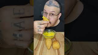 ASMR 3 coxinhas com molho de cheddar !!!