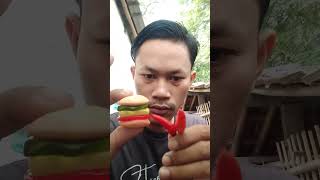 Yupi burger super jumbo dimakan pake cabe rawit #shorts #trending #tiktok