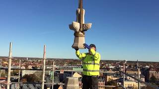 Ny korsblomma på spirans hörntorn på Nikolaikyrkan