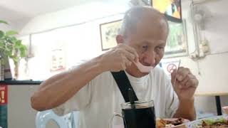 makan malam di luar bersama anak