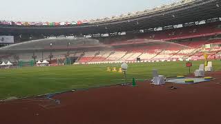 Beginilah Proses Penyiraman Rumput Stadion Gelora Bung Karno