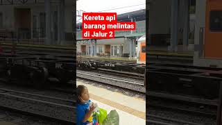 Kereta api barang melintas di jalur 2 st.ps.senen #keretaapi