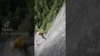 Climber fell hard. kaya tırmanışçısı sert düştü.