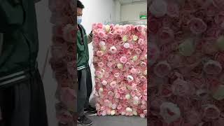 Painel com rosas artificiais