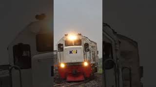 KA SANCAKA ngebut di stasiun tarik #shortsvideo #viral #railway