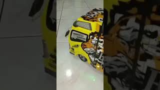 Truk miniatur bergambar lion