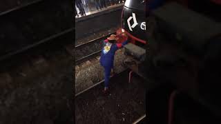 Homem aranha na estação barra funda